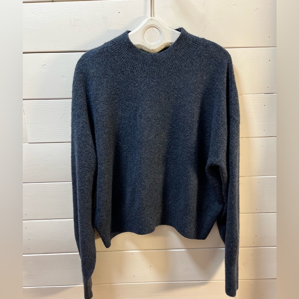 WOOLEN BLOOM Navy Blue Sweater – Size M (Women)